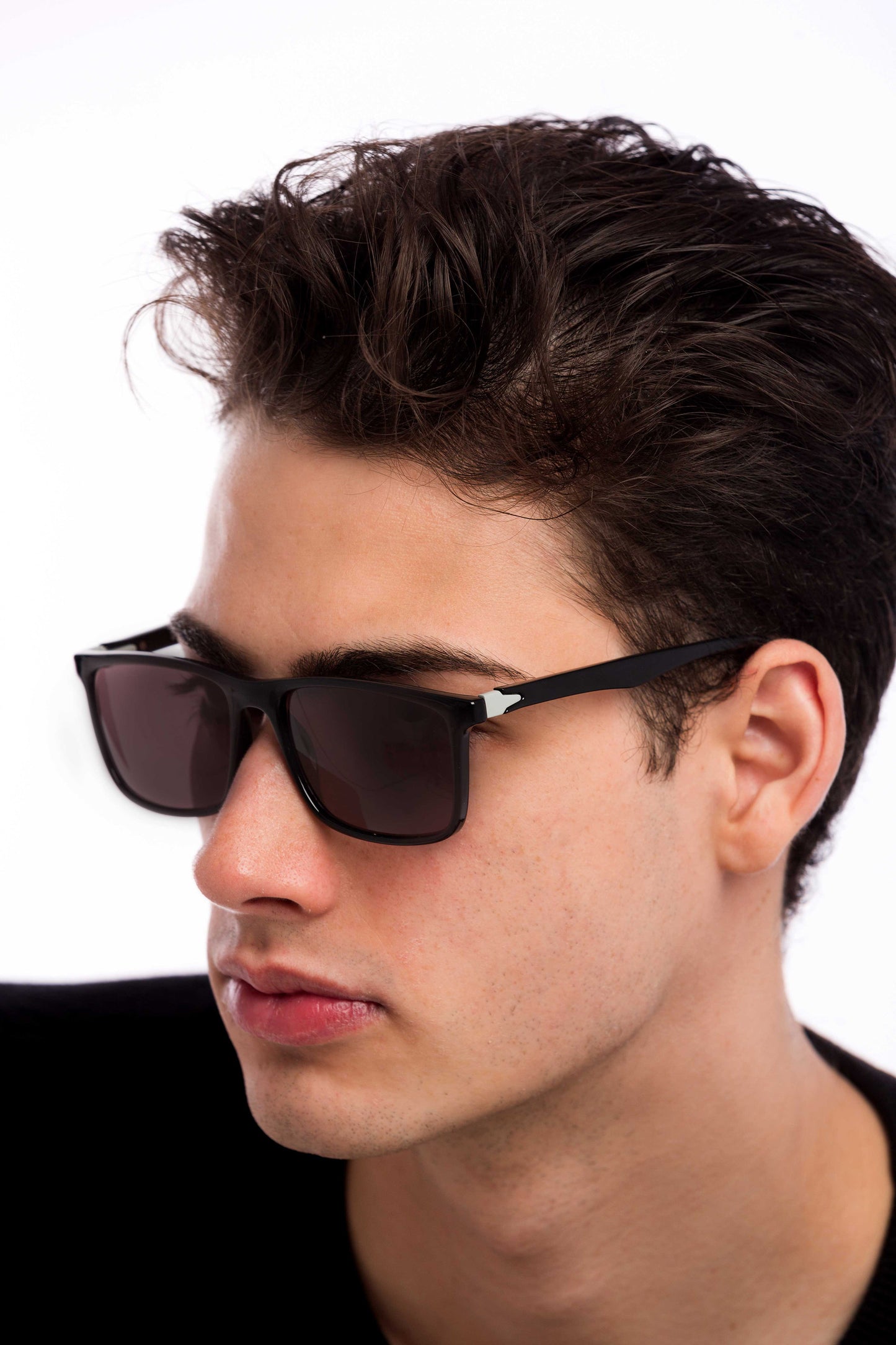 Man Wearing Brooklyn Sunglasses Readers (Brown)